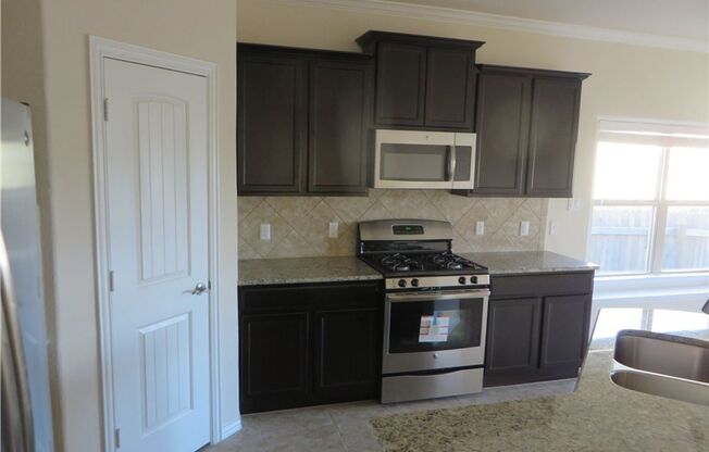 Gorgeous 3/2/2 in Villas at Vista Ridge!