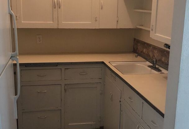 2 beds, 1 bath, $810, Unit G-2