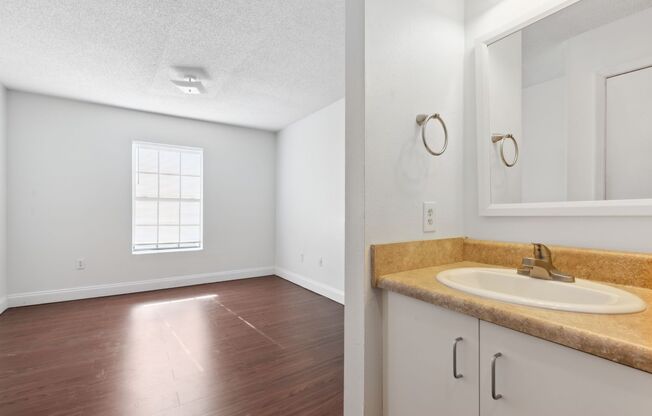2 beds, 1 bath, 725 sqft, $1,350, Unit AAT1-C504
