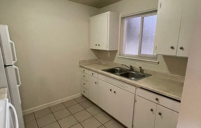 2 beds, 1 bath, $1,295