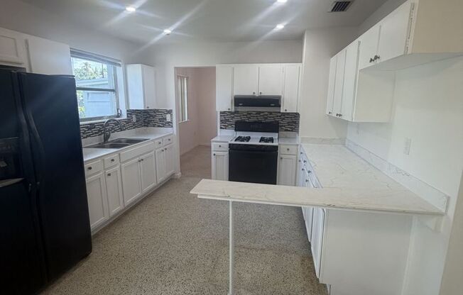 Charming 3 Bed / 2 Bath Single-Family Home in Westwood Lakes / Sunset