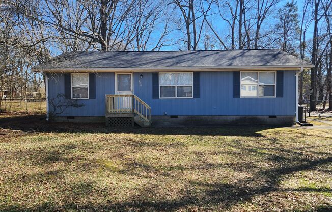 Simpsonville - Downtown - Conveniently Located 3 BR/2 BA Home with Large Yard - Minutes from the Clock Tower, Vaughn's and the Ice Cream Station!