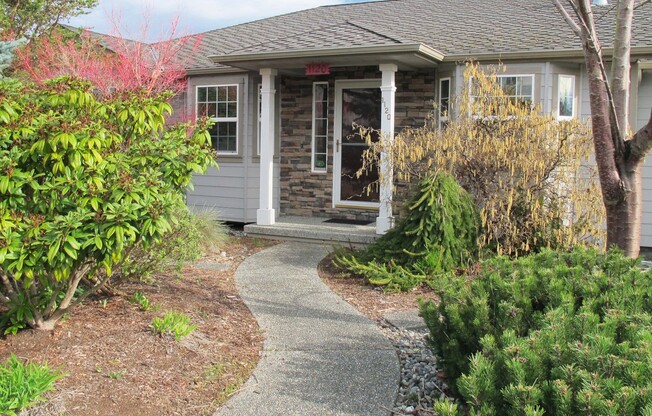 ***PENDING APPLICATIONS***4BD/3BA Home with Amazing Peek-a-boo Views of Harbor
