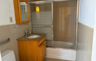 2 beds, 1 bath, $2,350, Unit 4I