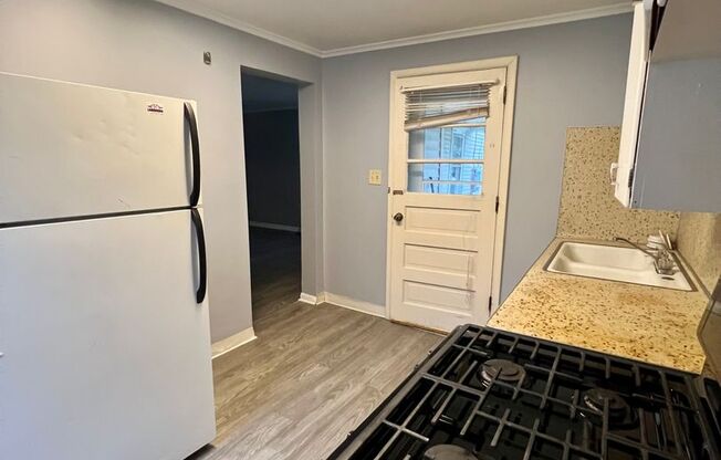 2 beds, 1 bath, 800 sqft, $800, Unit Apartment 3