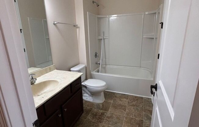 Grand 5 Bed/ 4 Bath Home - Waterlynn Subdivision - Chef's Kitchen - Sunroom - Covered Back Deck - Community Pool