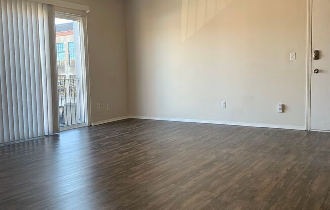 2 beds, 1 bath, 900 sqft, $1,075, Unit 3703 #6-R