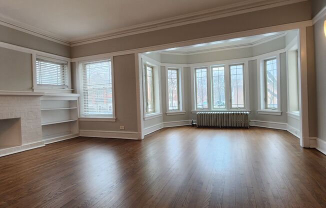 Touhy & Paulina Apartments