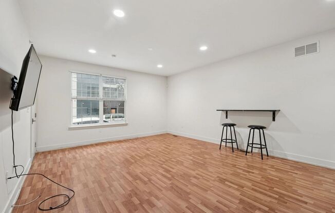 1501 W Master St