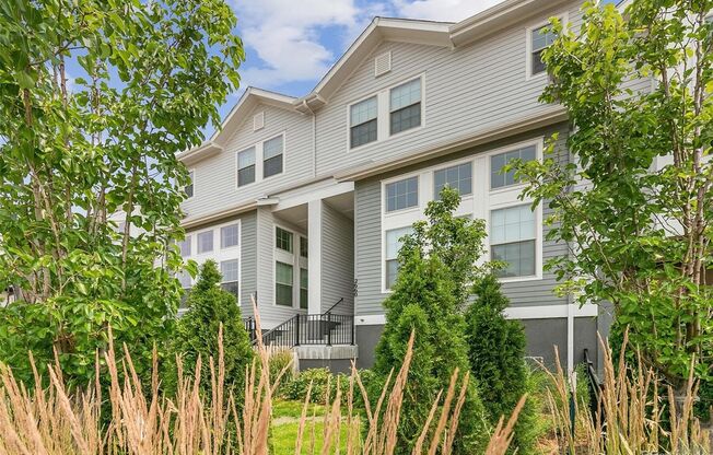 Beautiful Townhome in Bluff Lake Neighborhood (Central Park) New carpet- move in ready!