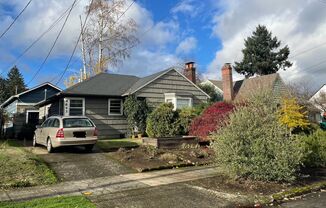 2Bd/1Ba Home is located in the Beaumont-Wilshire neighborhood in Portland~ Washer/Dryer in Unit and Shared Backyard!!!