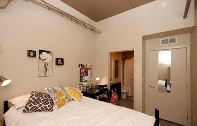 3 beds, 2 baths, 1,050 sqft, $2,100, Unit 102