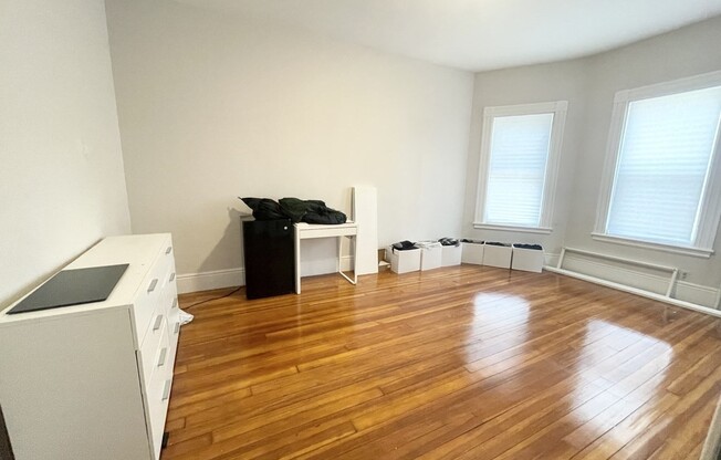 3 beds, 1 bath, 9,999 sqft, $3,900, Unit 1