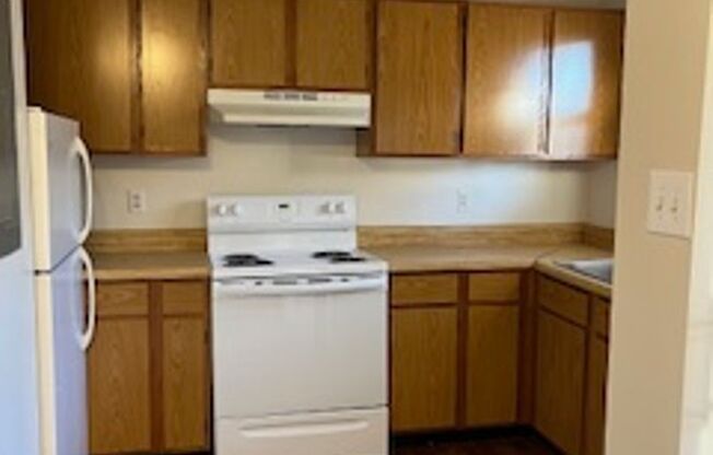 2 beds, 1 bath, 940 sqft, $1,100, Unit 184L