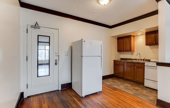 Lakesbury Apartments | Leasing Studio, Alcove, & 1-Bedroom Apartments!