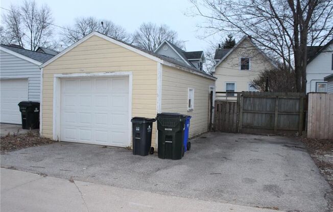 2 Bedroom 1 Bathroom Home In Cedar Rapids!