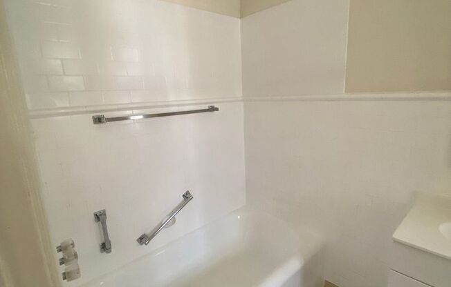 2 beds, 1 bath, 1,050 sqft, $2,025, Unit 806