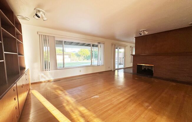 Coming Soon – Spacious 5-Bed Single Level Glenmoor Home