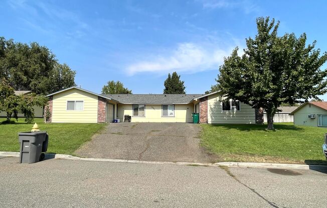 Adorable Remodeled 3 Bedroom Unit Centrally Located in Kennewick!!!