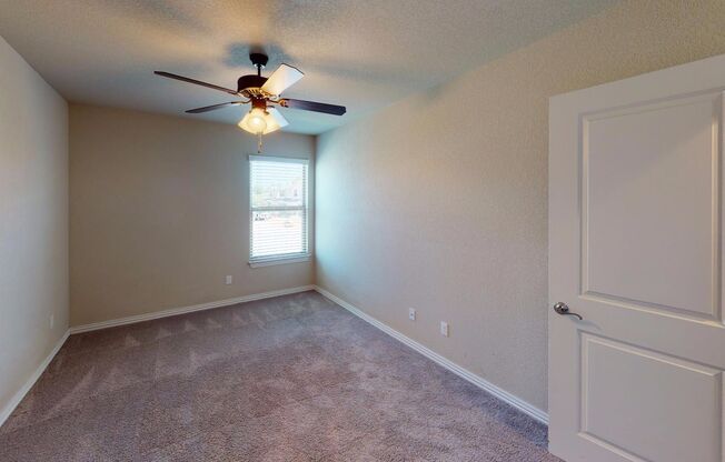 3 Bedroom Townhome for Rent in Rogers! Save on upfront costs!