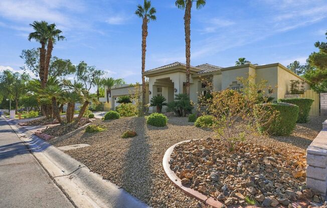 *******2 WEEKS FREE RENT******* A luxurious 5 Bedroom House with a Casita & a Sparkling pool at Ten Oaks Estates