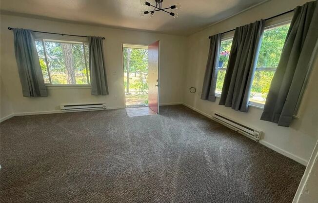 Cute 2 bedroom 1 bathroom Duplex Near National Ave