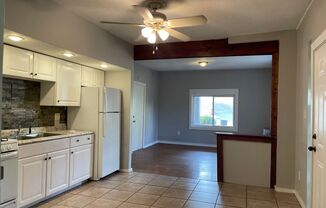 2 beds, 1 bath, 726 sqft, $995, Unit Apt 1