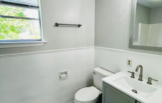 1 bed, 1 bath, 484 sqft, $950, Unit Garage Apt