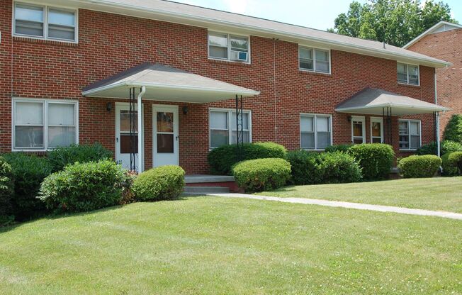 2 beds, 1 bath, 903 sqft, $1,240, Unit G-3