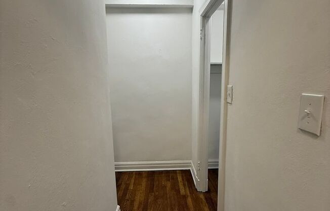 1 bed, 1 bath, 962 sqft, $1,510, Unit New King Edward  306