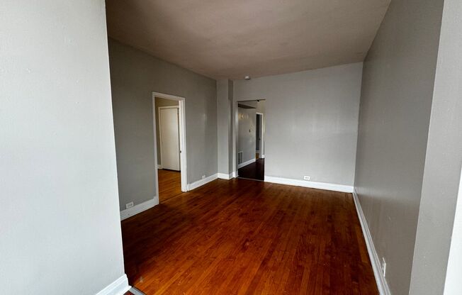 2 beds, 1 bath, $1,300, Unit 2526 #2R