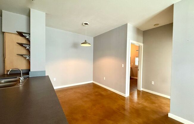 1/1 with a garage!  Available for immediate move in!