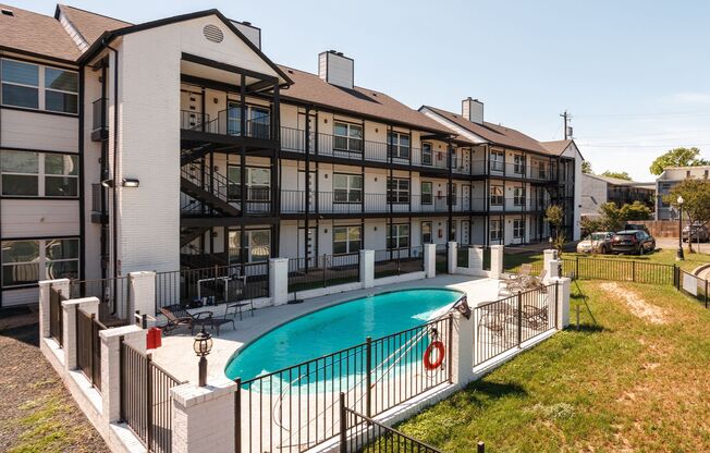 Updated North Austin Condo with Modern Finishes & Community Amenities