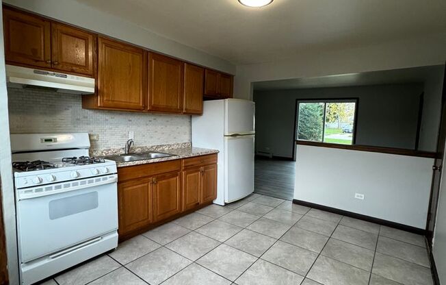 2 beds, 1 bath, $1,150, Unit 2