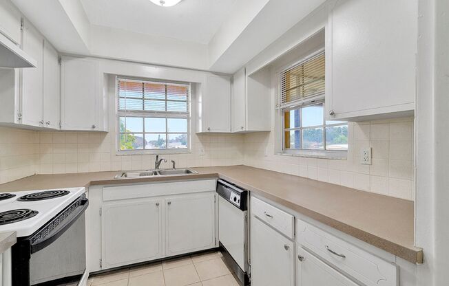 Lake Tarpon Apartments [E]