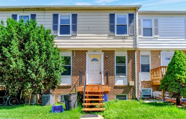 Move In Ready Townhome in Gaithersburg!