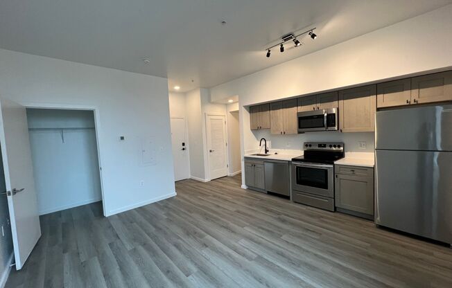 Studio, 1 bath, 450 sqft, $1,348, Unit 404