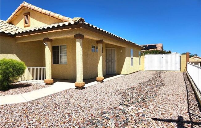 Single-story 3 bedroom home avaible for immedate move-in