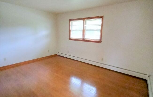 2 beds, 1 bath, 903 sqft, $1,250, Unit B-4