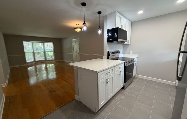 2 beds, 1 bath, 900 sqft, $2,495, Unit 121