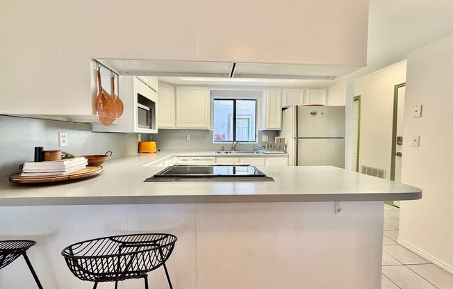 Spacious Townhome with 2 Kitchens, Huge Basement & 3 Full Bathrooms - Sandy, UT