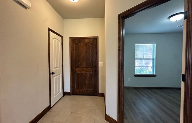4 Bedroom 2 Bath 2 Car Garage Yukon *Mustang Schools*