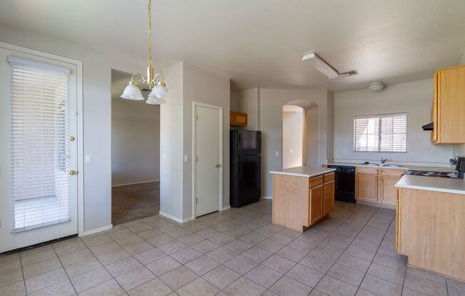 AMAZING 3BED+DEN, 2.5BATH TOWNHOUSE LOCATED NEAR PECOS & GILBERT