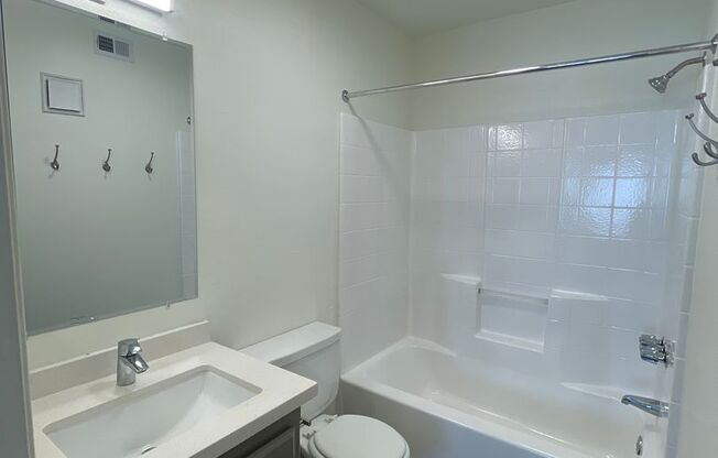 2 beds, 2 baths, 902 sqft, $1,839, Unit L3