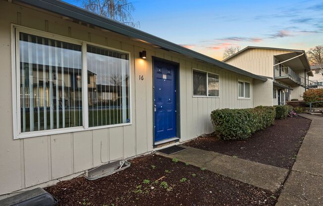 3 beds, 1 bath, 864 sqft, $1,595, Unit 16