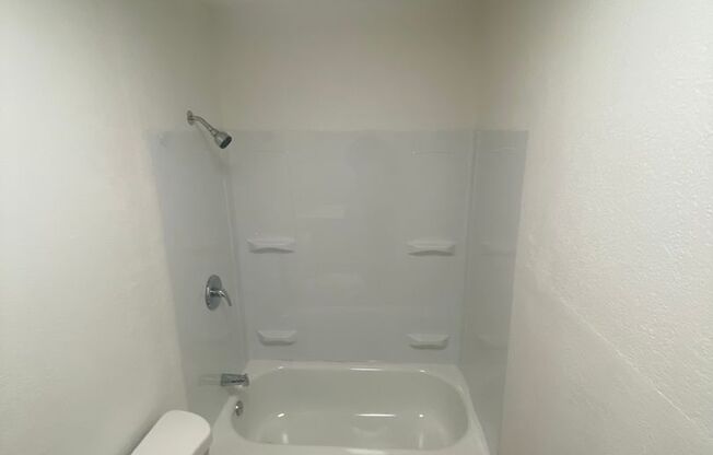 2 beds, 1 bath, $1,150, Unit 248 Broad St - #1