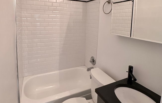 1 bed, 1 bath, $3,260, Unit 5RE