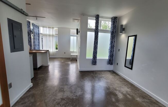 Studio, 1 bath, 375 sqft, $1,175, Unit ADU