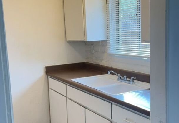 Single Bedroom @ Oakwood Terrace with Fenced Yard & New A/C!!