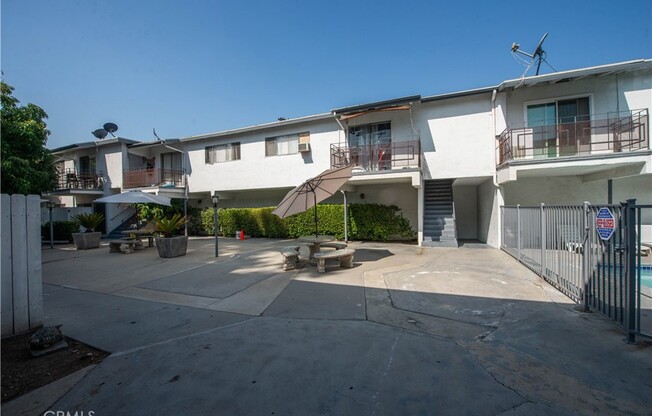 6335 WHITSETT AVE